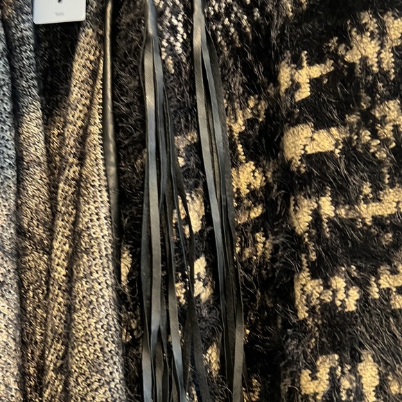 Woman’s Shawl - Picture 2 of 6